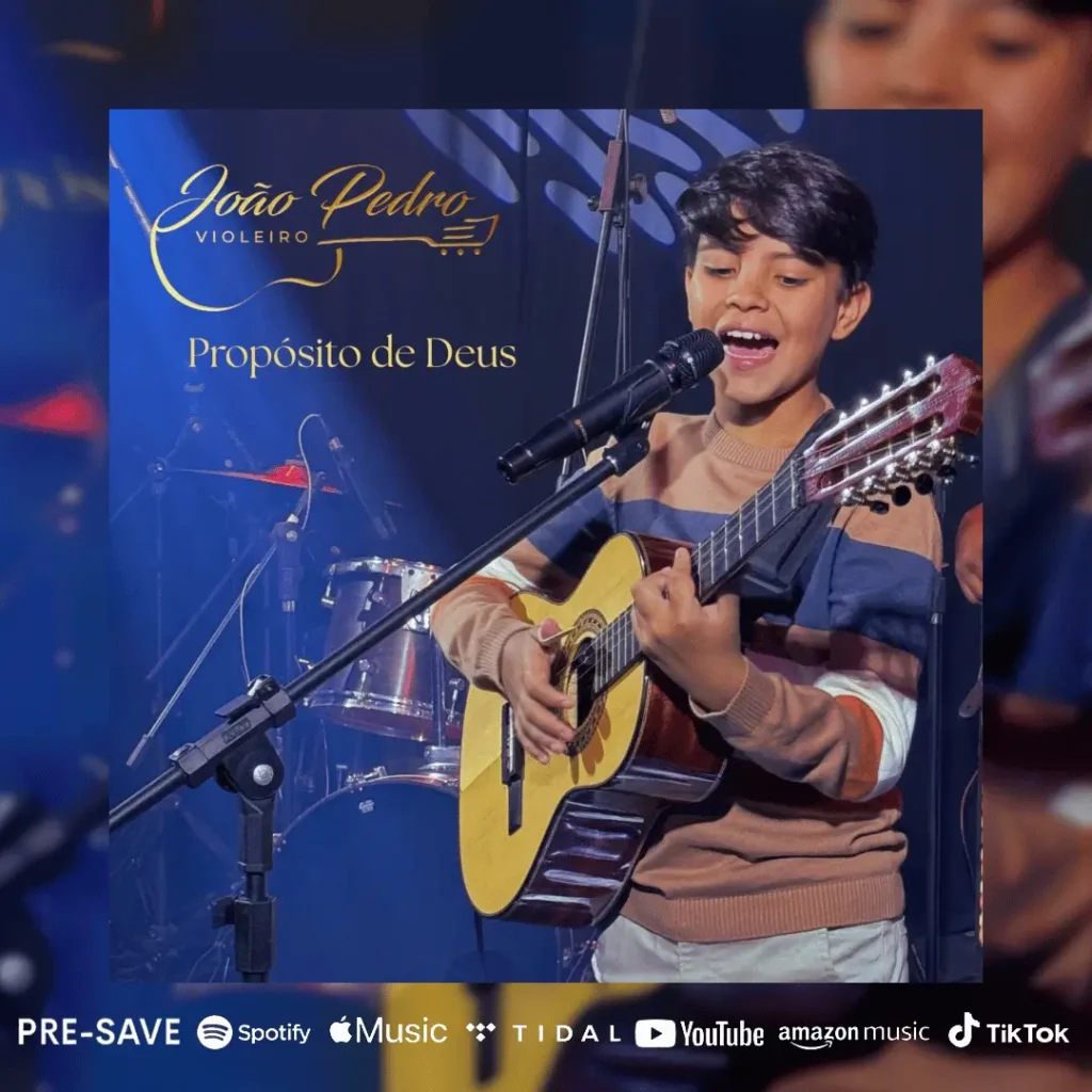 Capa do single “Propósito de Deus” do jovem artista João Pedro Violeiro. Na imagem, João Pedro aparece sorrindo enquanto canta e toca uma viola caipira em um palco com iluminação azul. Ao fundo, vê-se uma bateria desfocada. O nome do artista e o título da música estão em destaque na parte superior esquerda, com tipografia dourada. Na parte inferior, há ícones de plataformas de streaming como Spotify, Apple Music, Tidal, YouTube, Amazon Music e TikTok, incentivando o pré-save.